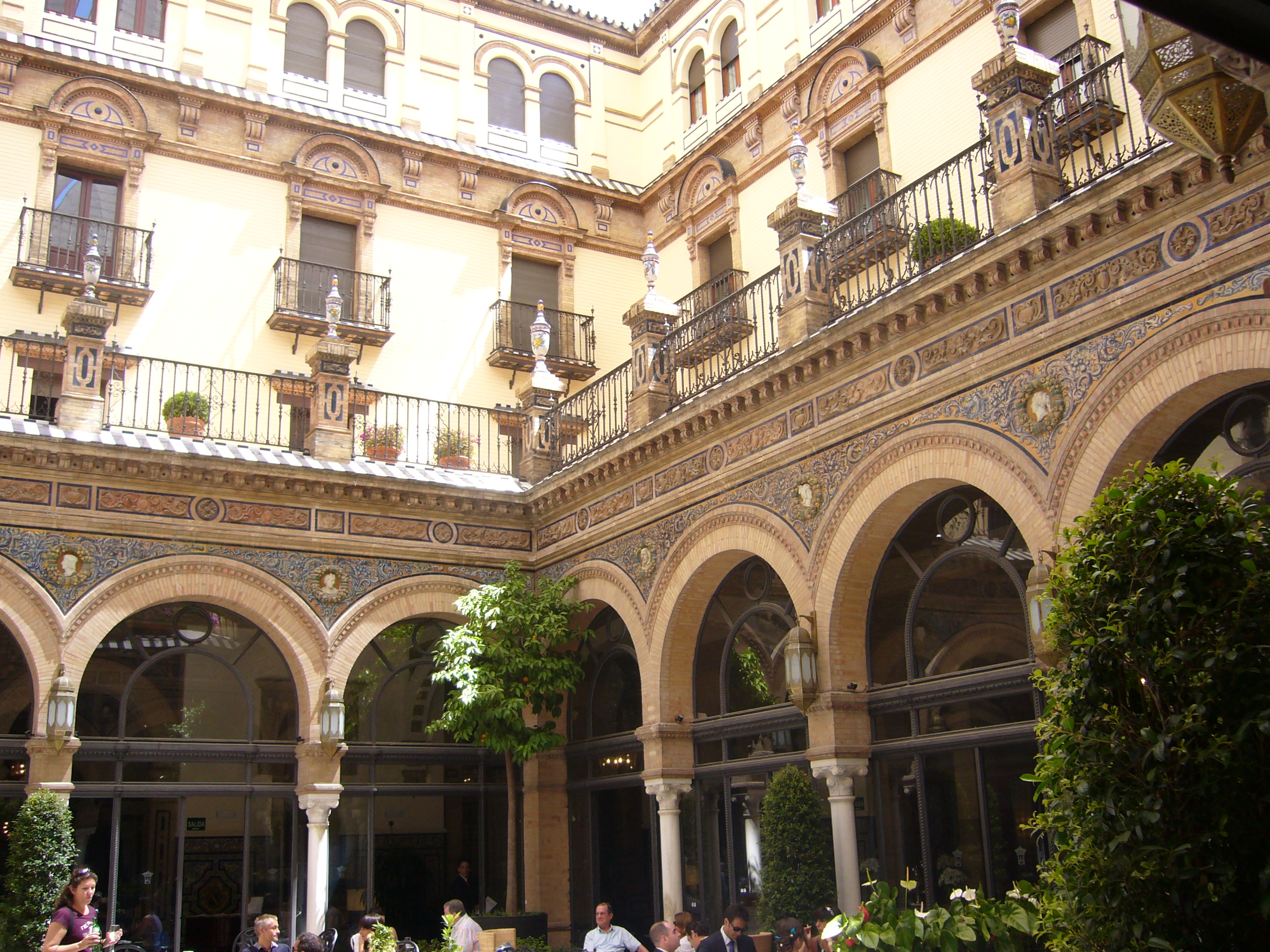 Patio interior del Hotel Alfonso XIII Seville